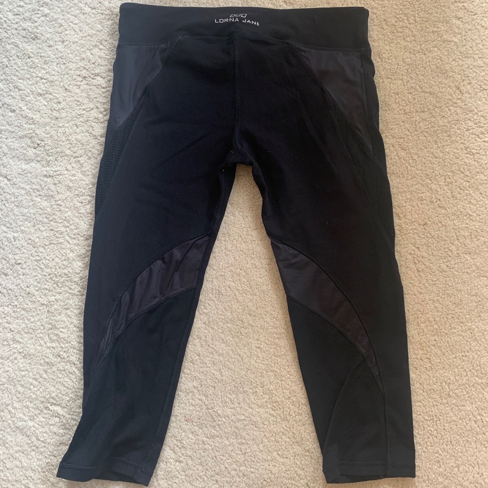 Lorna Jane faux leather 3/4 Capris Leggings